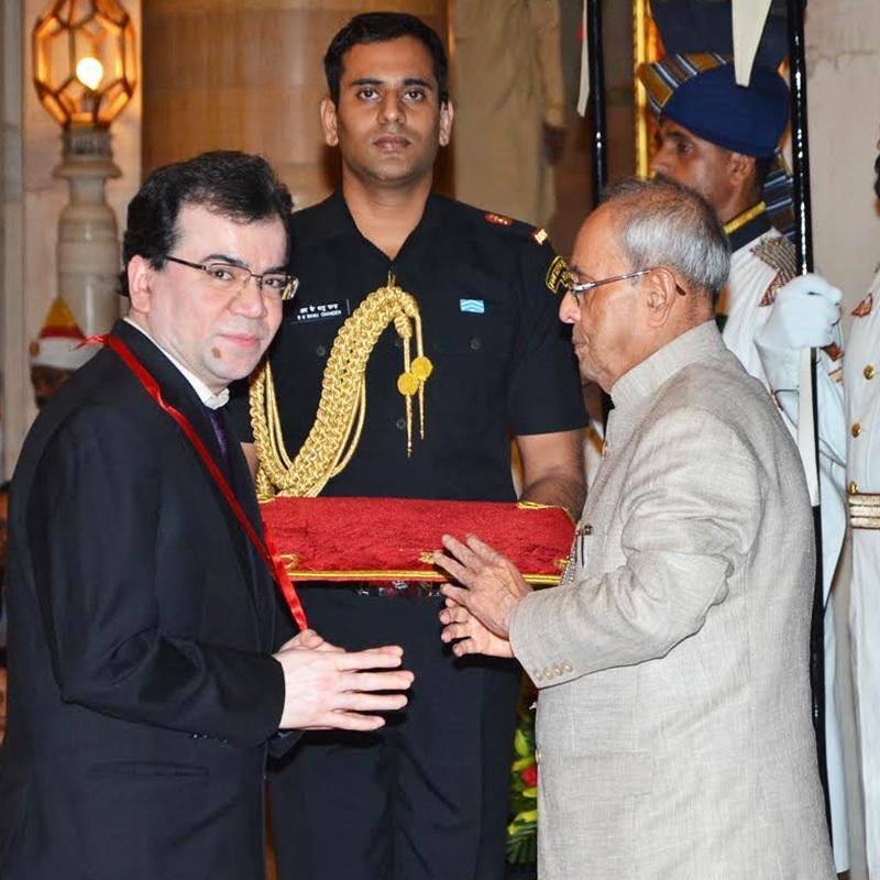 Наша медицинская команда обсуждает уход за пациентом